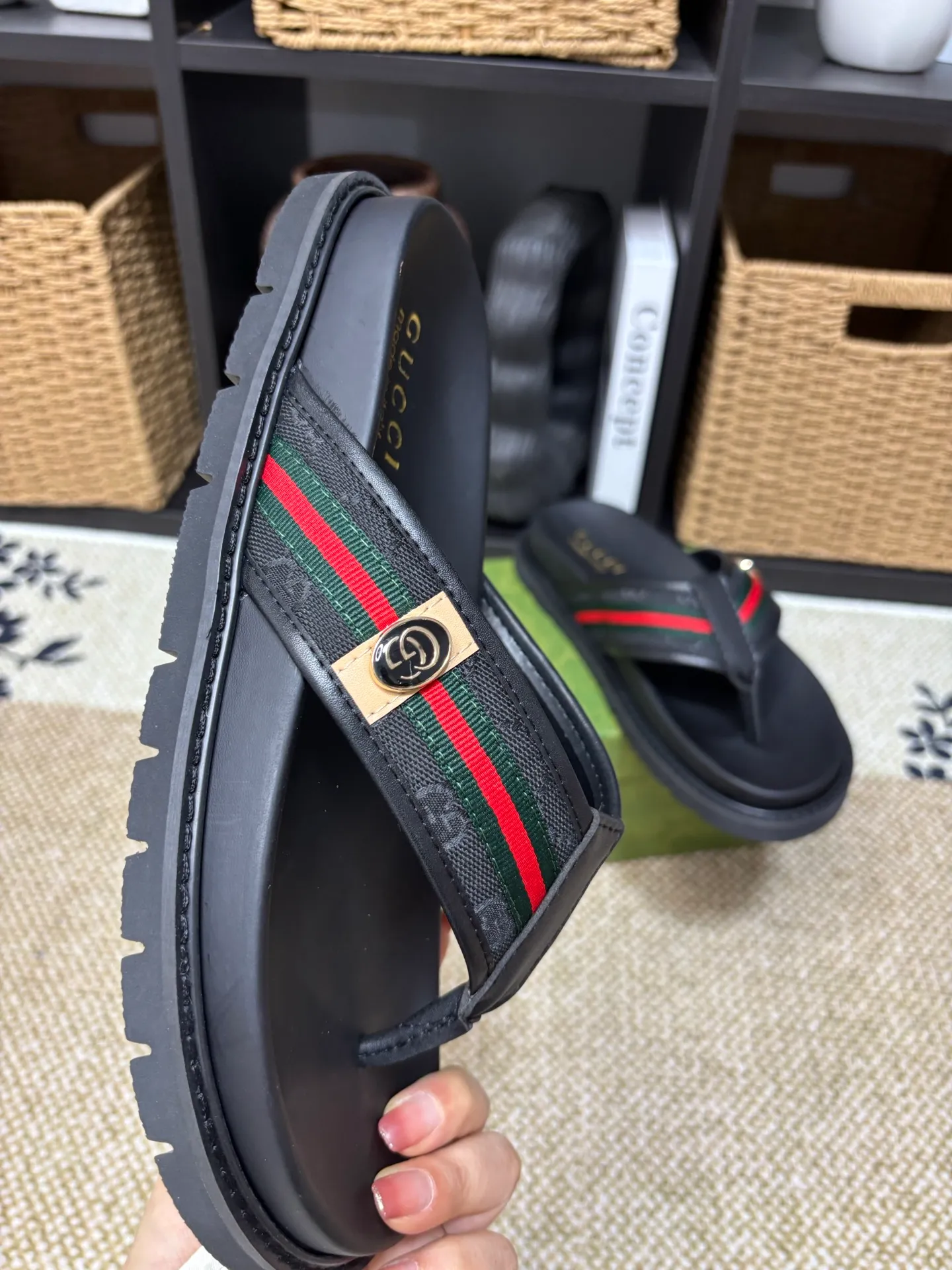 Factory 💰 300 yuan Gucci slippers] high-end men's shoes brand official website 1:1 latest masterpiece: original mold customization, the fabric is made of imported original materials, upgraded outsole, lighter and non-slip. The market's top quality, simple yet tasteful, a must-have for fashionistas, fashionable at your feet, full of confidence, the same style at the counter 👍The season of summer slippers is here. Code: 38-45 (45 customized)